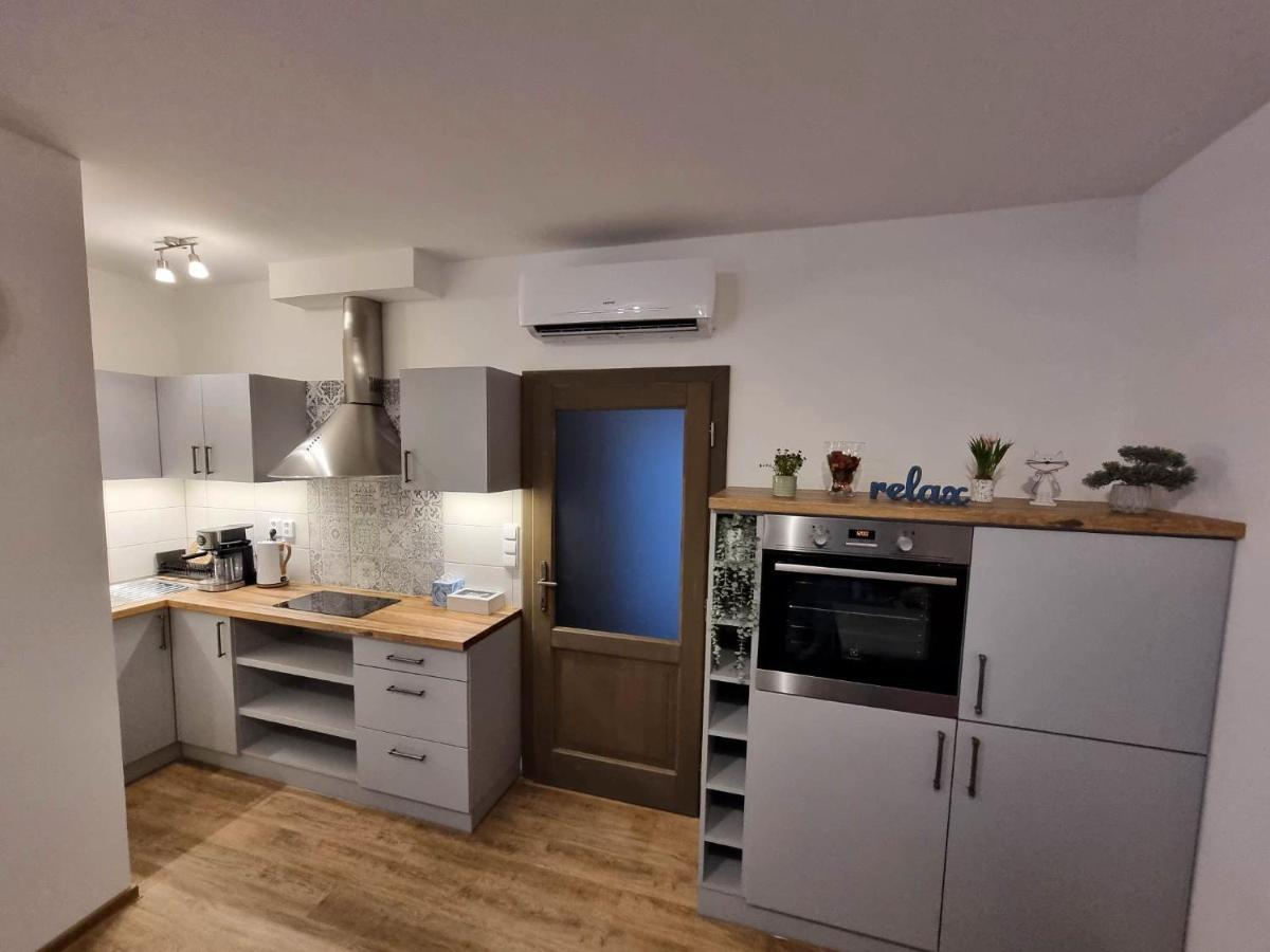 Podkrovni Studio Na Velkem Namesti S Wi-Fi Zdarma Hradec Králové 외부 사진